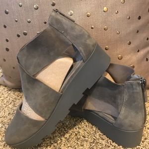 Eileen Fisher Carver Crisscross Taupe Nubuck Shoes